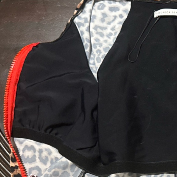 Designer top size large but runs small - Picture 3 of 6